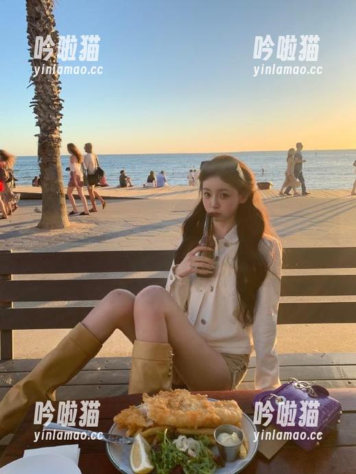 在“扒哥黑料”网站擦肩而过的免费视频中，有种“我正悄悄看”的气氛，微妙！